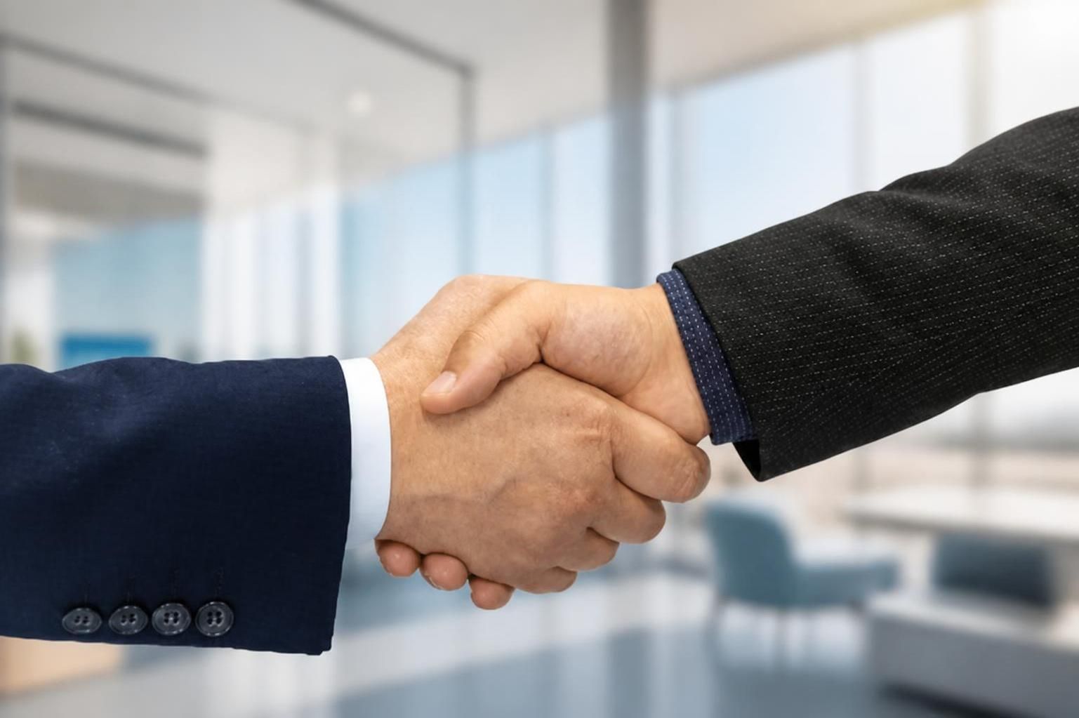 Poignée de main entre un conseiller et un client professionnel